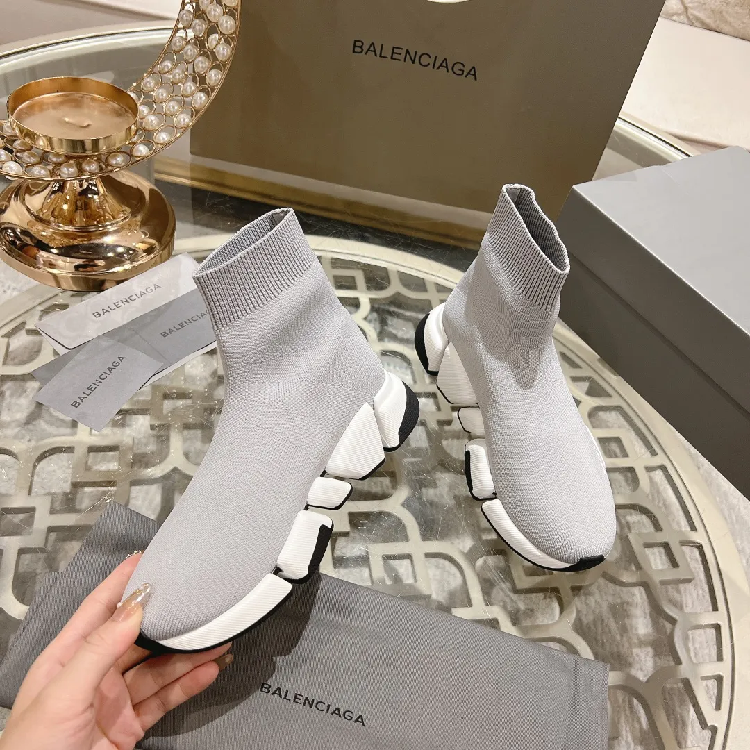 👟👟Ex-factory price 520👟👟 【Balencia**】The latest ✅SPEED2.0 multi-compression molded combination outsole from Paris* ✅ ⚠️Balencia’s top couple socks and shoes❗️ 🌟Original purchase and development! The top version on the market, with upgraded quality, every detail including packaging is compared to ZP! Newly upgraded TPU vacuum molded combination outsole! More comfortable and easy to wear! 3D knitted fabric is breathable and does not deform! The logo is the same as the original one, please distinguish it from the market currency! ⚠️Balenciaga’s latest packaging! 🔸Couple size SIZE: 35-42 (can be customized from 41)